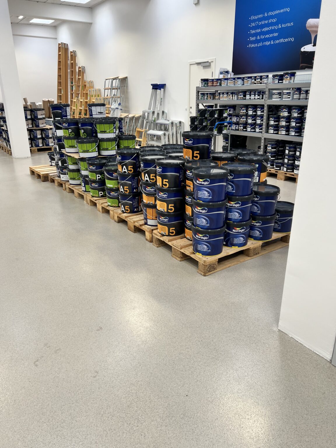 Paller med maling på Malerkompagniets lager i Herlev