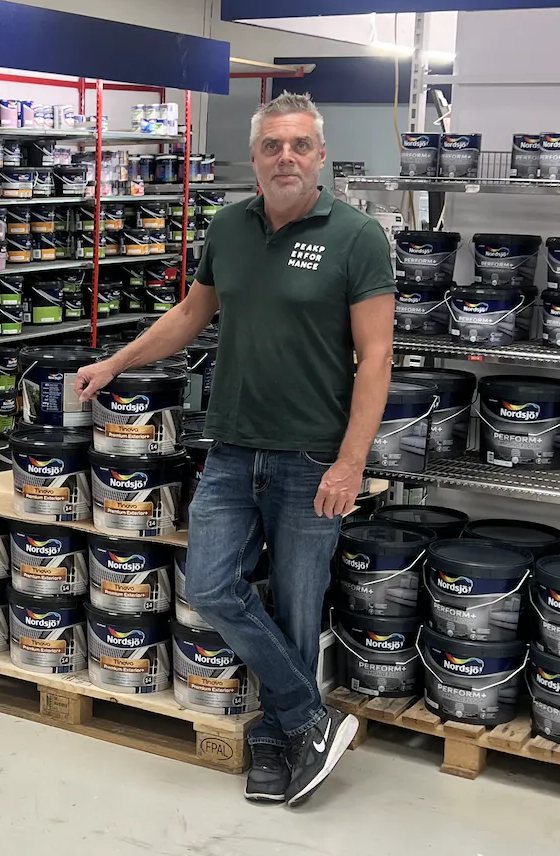 Kenneth fra Malerkompagniet på lageret